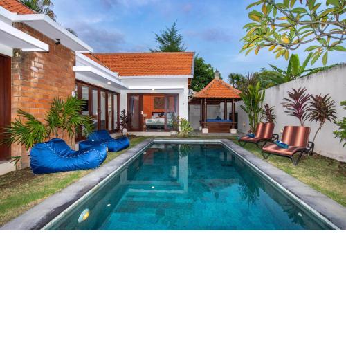 Villa Kamboja Premium walk to double six Beach - enclosed living room with AC