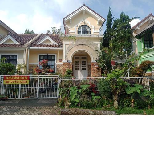 Villa kota bunga 3 kamar full Wifi bersih rapi
