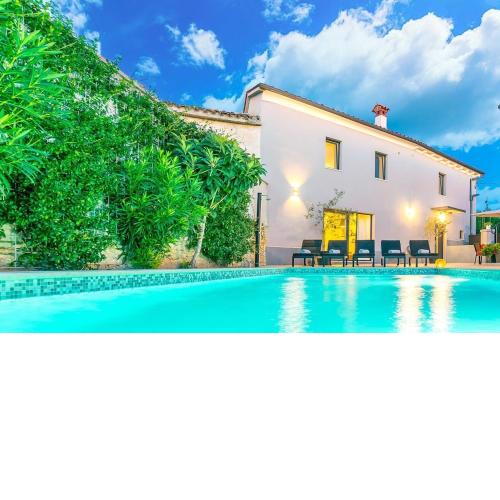 VILLA LATINI - Ideal for a family vacation. Heated pool. Local breakfast optional available