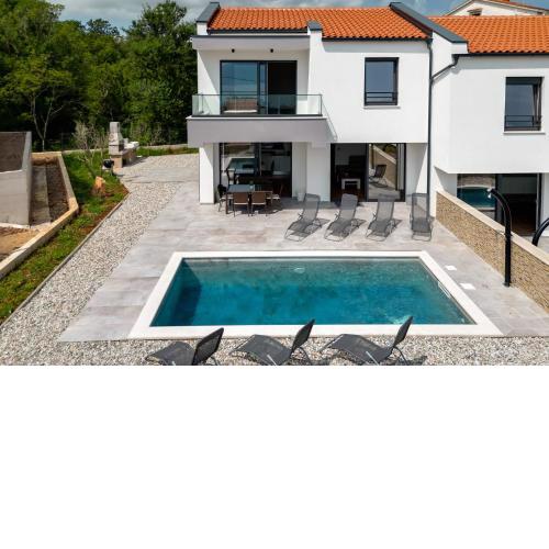 Villa Lavanda -semi-detached villa with a pool and a panoramic view, close to a sandy beach