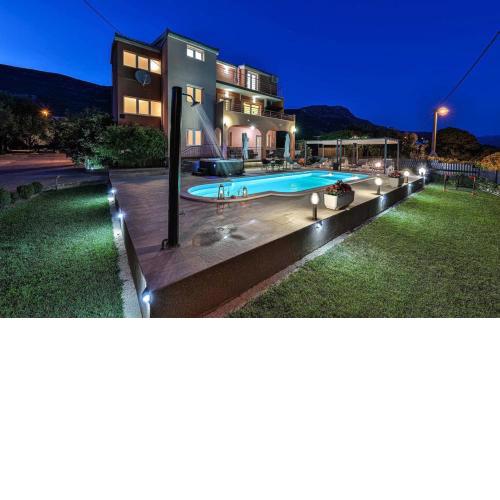 Villa Leona Villa in Kastel Luksic, playground & pool