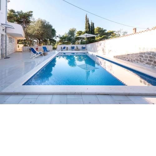 Villa Lili-with pool near the sea