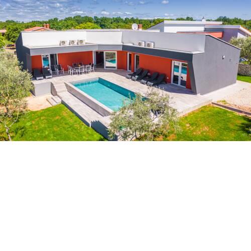 Villa L.M. with pool near the beach in Krnica
