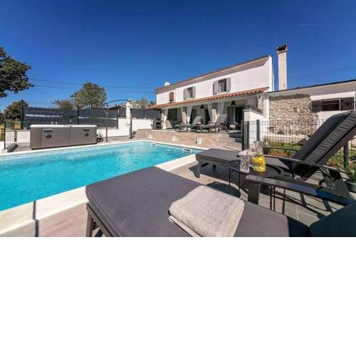 Villa LULU in peaceful location w/ sauna & hot tub