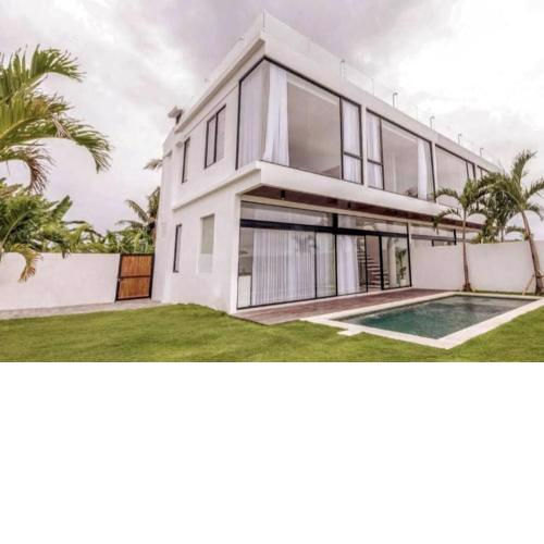 Villa Luna Kedungu: Modern 2-BR w/ pool & rooftop