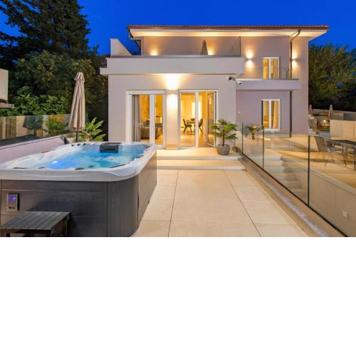 VILLA MAR - LUXURY APARTMENTS with pool and hot tub in Selce, 20 meters from the beach
