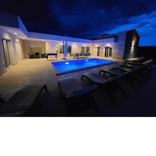 Villa Mare e Monti with heated pool