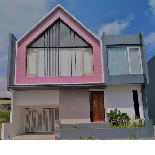 villa menawan di bawah kaki gunung