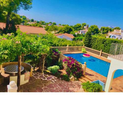 Villa met Zwembad, heerlijke BBQ plek en Garage