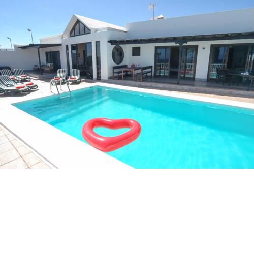 Villa Miramar Teguise - A fantastic 4 bedroom Villa - Front Line - Amazing Sea Views