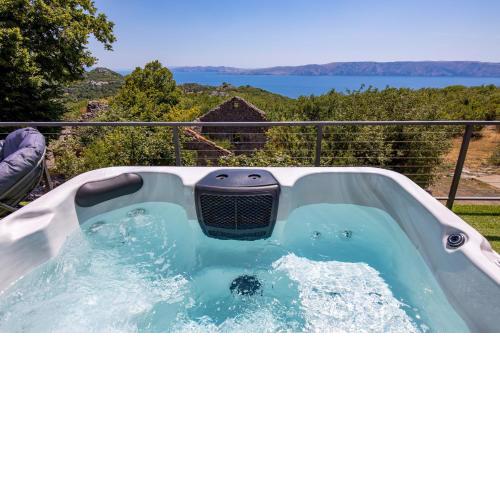 Villa Mirjam with swimming pool, jacuzzi and sea view