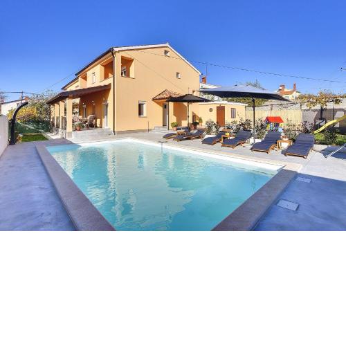 Villa mit privatem Pool, Spielplatz, WLAN, Klima, BBQ