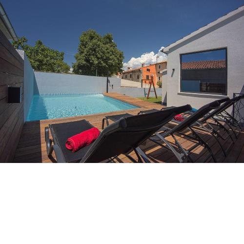 Villa mit Privatpool, Spielplatz, Sonnenterrasse, WLAN