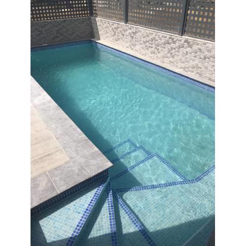 villa moderna con piscina privada, jardín y vista al Mar