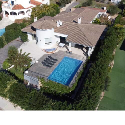 VILLA MODERNA DE 4 DORMITORIOS Y PISCINA