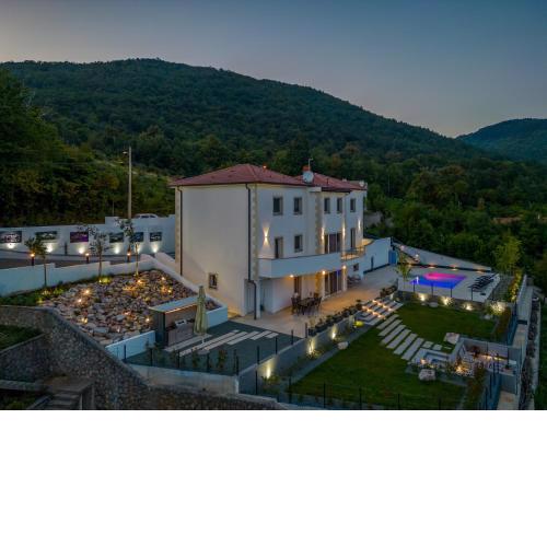 Villa Montana - Luxury Apartment Carrera with outdoor swiming pool