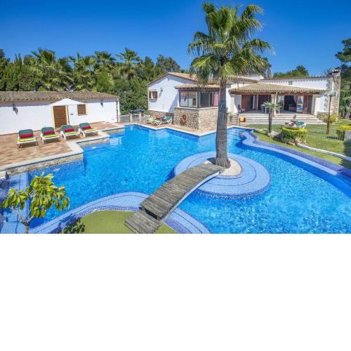 Villa Pinos by Villa Plus