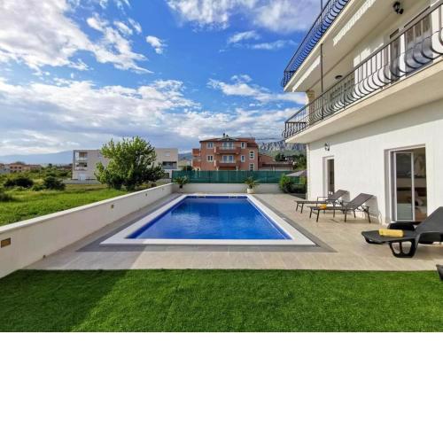 Villa Pitunitum With Private Heated Pool
