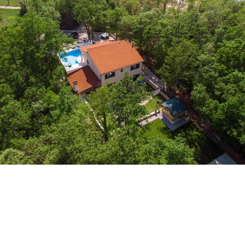 Villa PORTUM - Where Serenity & Comfort meet, Luxurious Woodland Retreat with Private Heated Pool & Amenities
