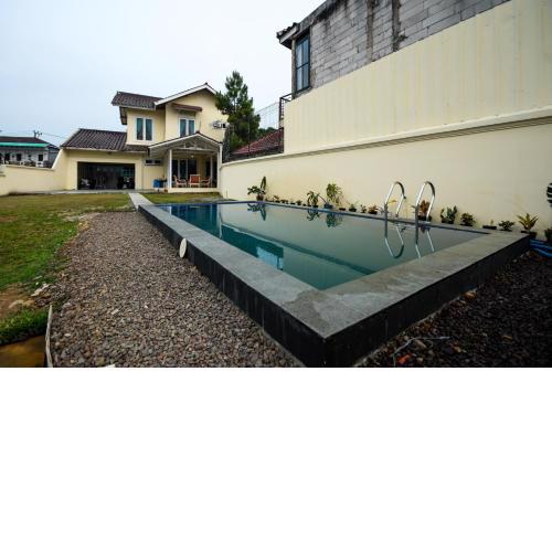 Villa Puncak Kota Bunga, Swarna Villa Swimming Pool
