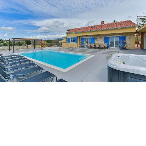 Villa RE with pool and spa