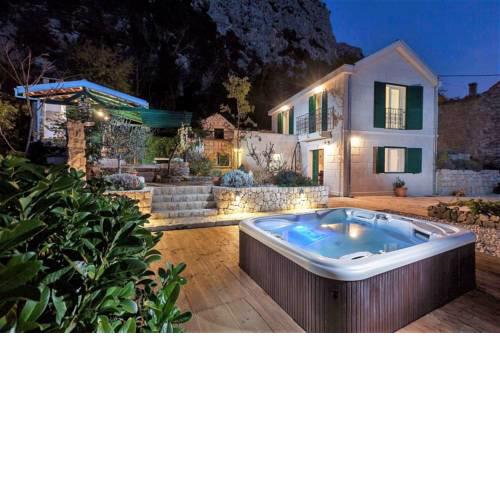 Villa Romantic with Hot Tub