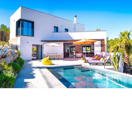 Villa Rueda with Heated Pool, Hot Tub and Great Views