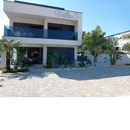 Villa S