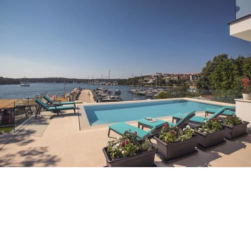 Villa Sail