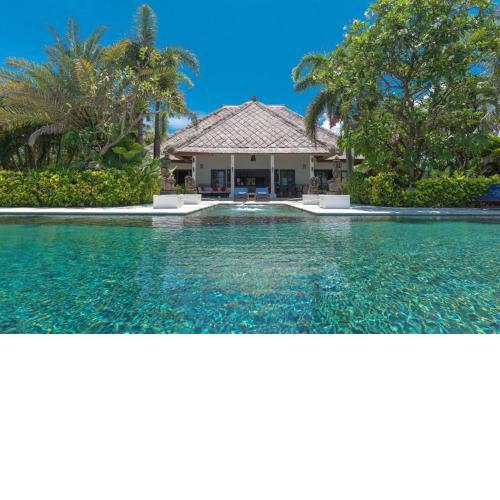 Villa Sali: luxury beach villa with staff!