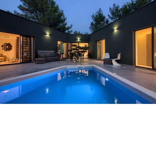 Villa Sandra, 900 more