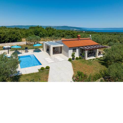 Villa Silentio - peaceful and private villa with outdoor pool and whirlpool, Ferienhaus Istrien