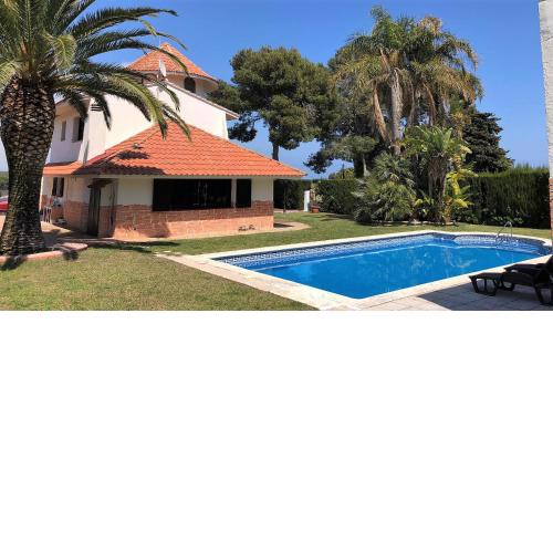 Villa singular en Salou. Piscina y jardín privados