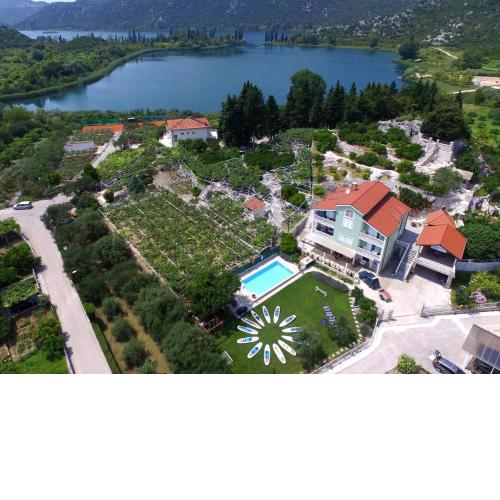 Villa Solo Luxury family app in Nature park