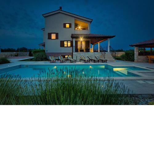 Villa Stokovci for families and kids with a large garden and playground