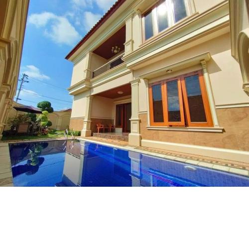 Villa Syariah Muvida dengan Kolam Renang di Tengah Kota