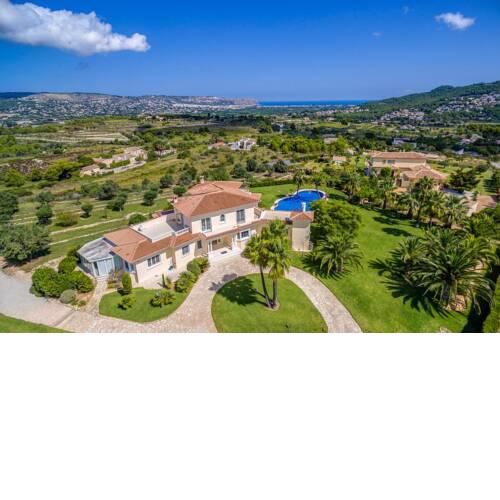 Villa Tarraula by Villa Plus