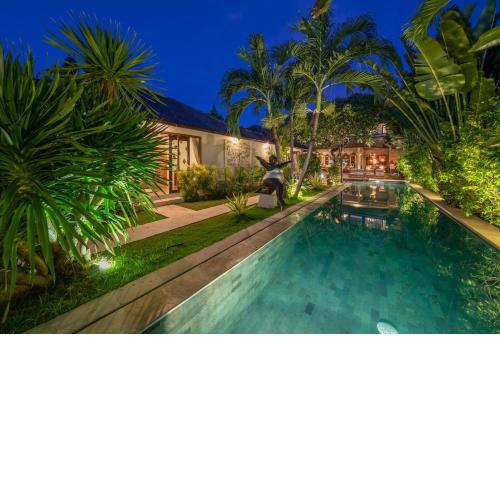 Villa Teman - Luxury 4BR Villa in Central Seminyak - HUGE POOL