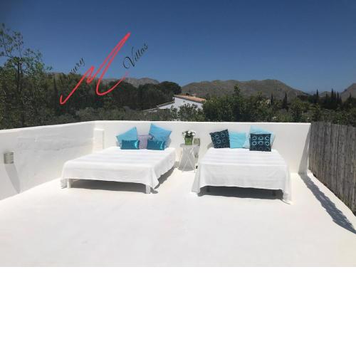 VILLA TEXAS 12 X 5 METRE POOL, STUNNING GARDEN AND VIEWS