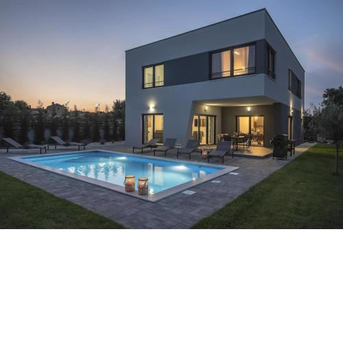 Villa Tika in Pula for families with kids playground