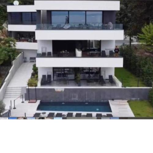 Villa V