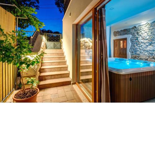 Villa Valentina nalazi se u Bribiru,4,6 km od plaže , veliki bazen 10x5 i Whirpool za , pogled na more