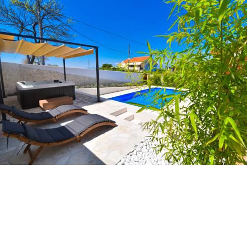 Villa Village Idylle with heated pool, sauna, jacuzzy and private parking, garden