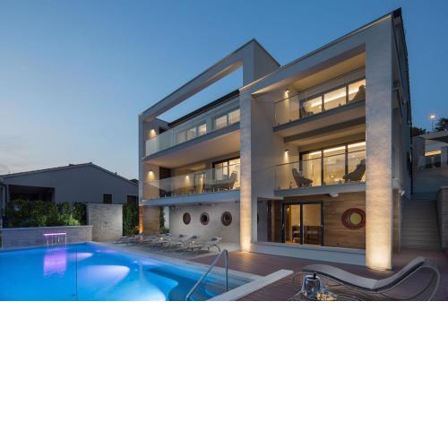 Villa Vlastelini II with sea view, beachfront and wellness