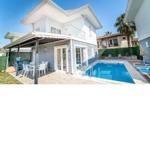 Villa w Private Pool Garden 5 min to Beach