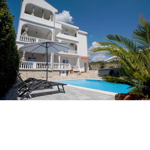 Villa with 6 rooms and a swimming pool in a quiet part of Zadar