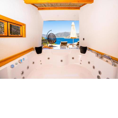 Villa with a private pool, rooftop Bar & very close to beach