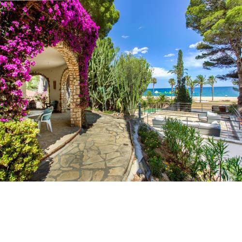 Villa with botanic garden in front of the beach