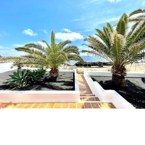 Villa with FreeWifi, in front of the ocean and beach in Charco del Palo