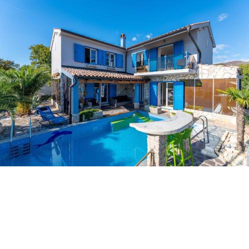 Villa with heated pool near Novi Vinodolski